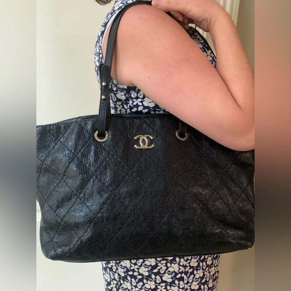 Chanel on the road quilted leather shoulder bag. Black